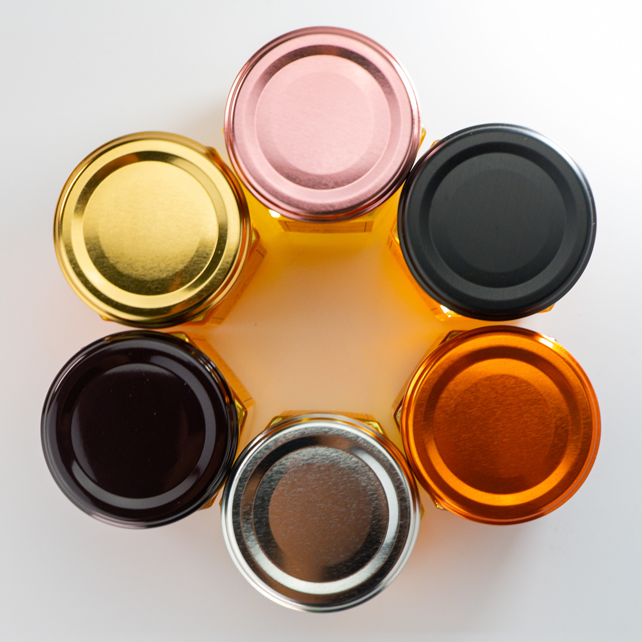 6種のはちみつ蓋の色で季節を表現