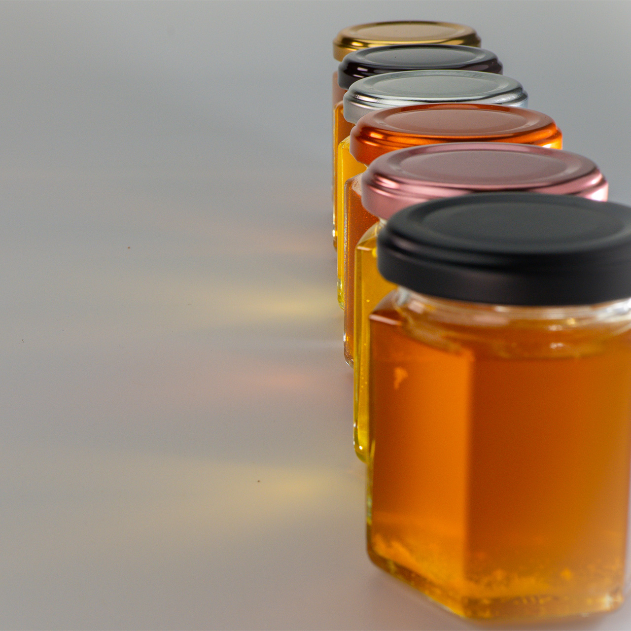 6種の生はちみつそれぞれの季節で色味も香りも変わる