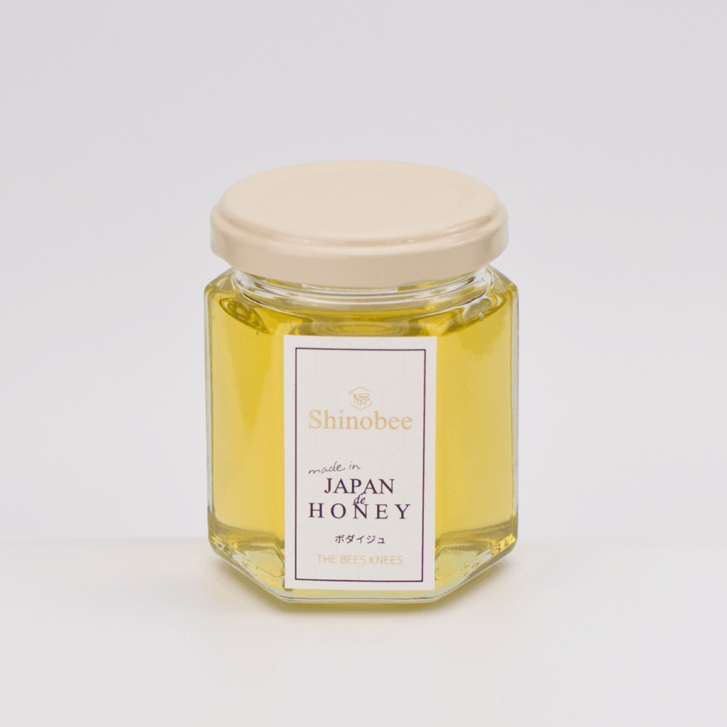 白い背景に瓶に入ったそばのはちみつ