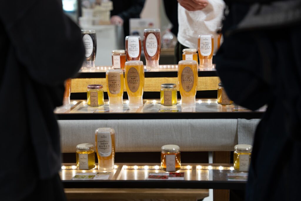 京都伊勢丹でSHIKI FARMERS CLUBとのサスティナブルな催事のはちみつ売り場