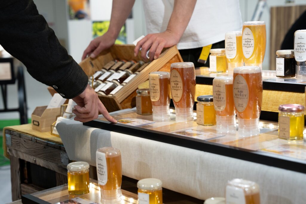 京都伊勢丹でSHIKI FARMERS CLUBとのサスティナブルな催事のはちみつ売り場接客