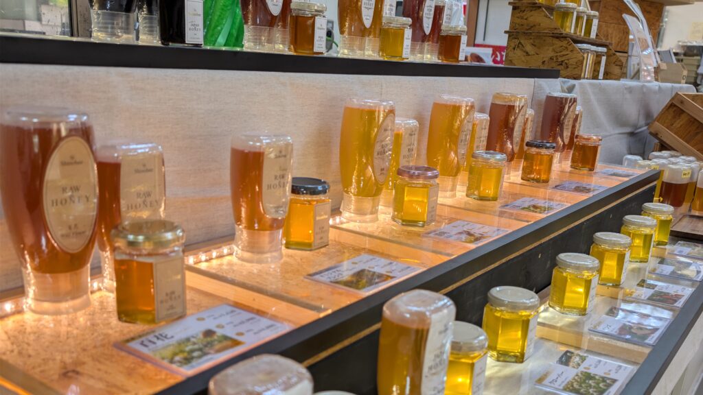 姫路山陽百貨店に出店中のShinobeeHoneyの店舗の様子。販売台には光を受けたはちみつが輝いている。