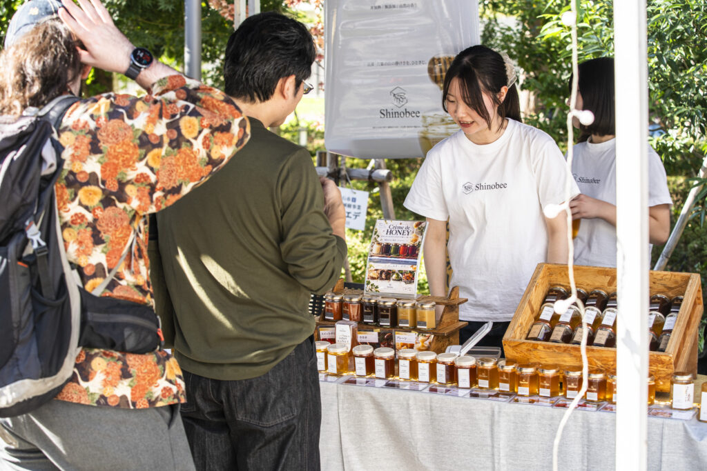 KOMAFES2026でさまざまなはちみつを食べ比べる様子KOMAFES2026でさまざまなはちみつを食べ比べる様子