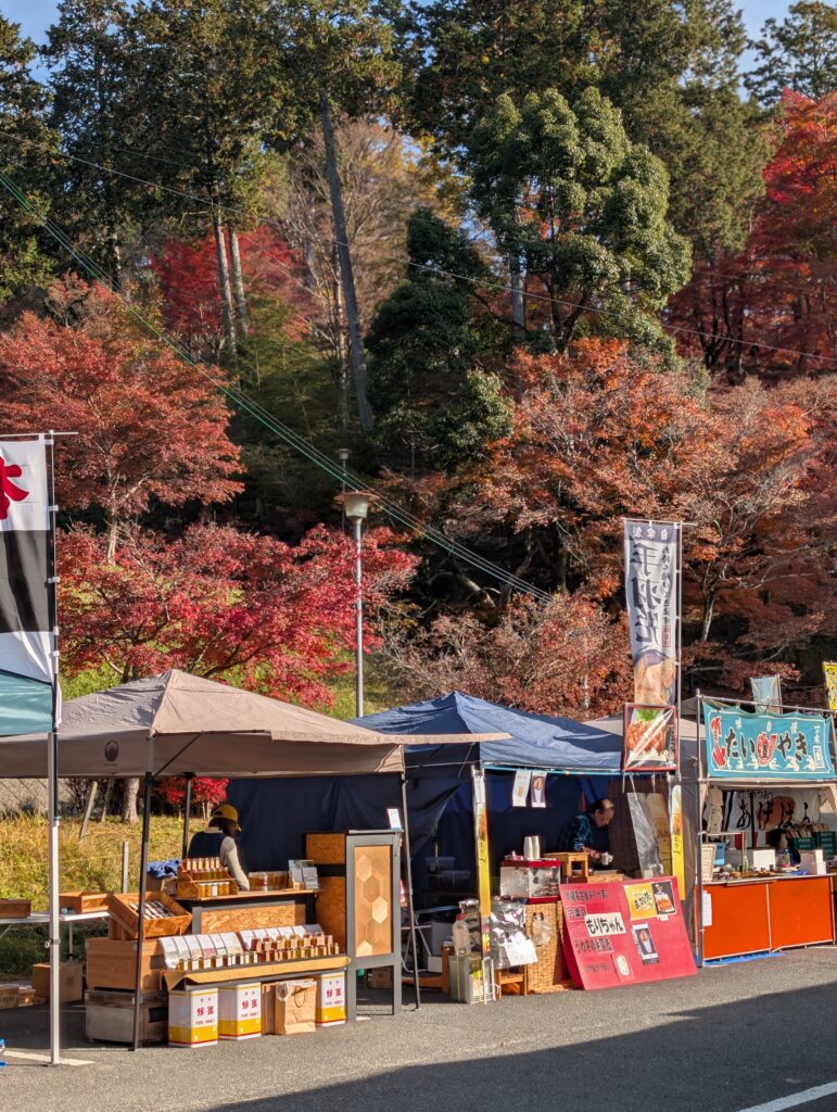 宍粟市紅葉山を背景にもみじ祭りに出店中のShinobeeHoneyの催事ブース
