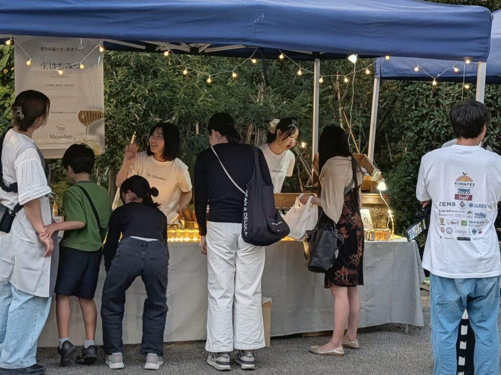 KOMAFES2026に出店したShinobee Honeyのはちみつ試食販売ブース