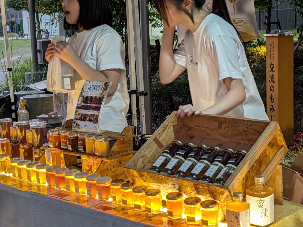 KOMAFES2026でさまざまなはちみつを食べ比べる様子